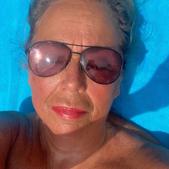 Meet your Posher, Kay - Picture 2 of 3